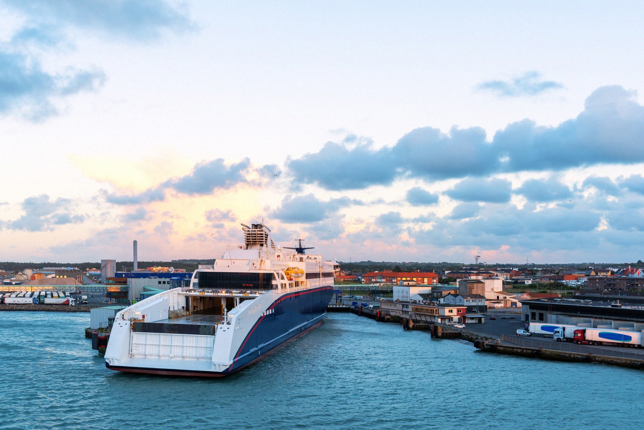 Color-Line-Schnellfähre am Fährkai von Hirtshals in der Abenddämmerung