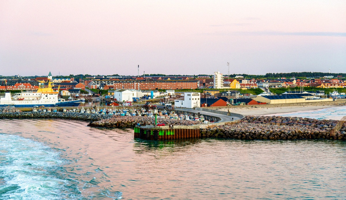 Fährhafen Hirtshals mit Molen und Leuchtfeuer im Abendlicht