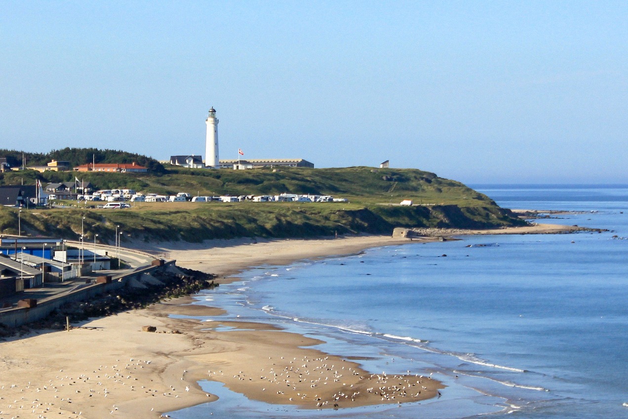 Campingplatz am Leuchtturm Hirtshals über dem Strand