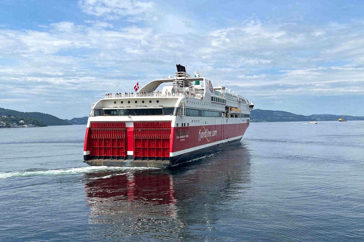 Fjord Line Stavangerfjord auf ruhigem Wasser vor bewaldeten Hügeln