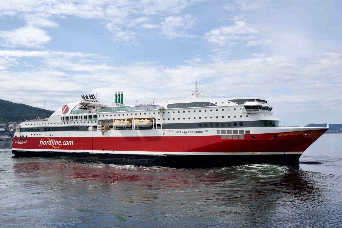 Fjord Line Stavangerfjord in Seitenansicht mit fjordline.com-Schriftzug