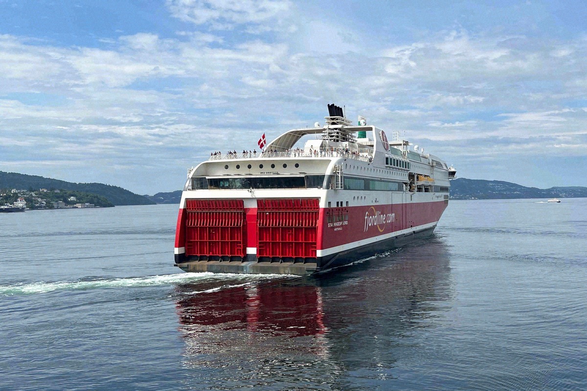 Fjord Line Stavangerfjord mit geöffneten Heckklappen beim Auslaufen