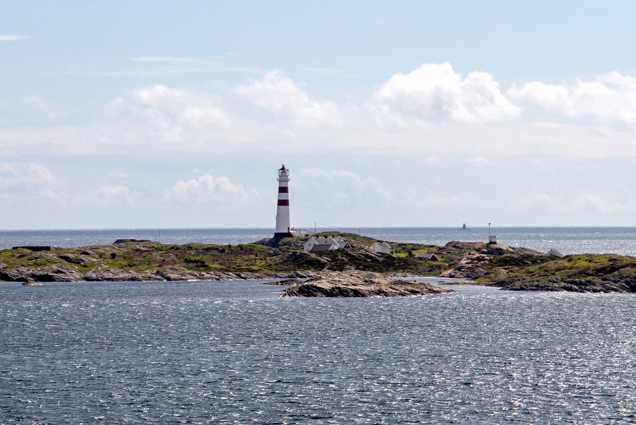 Leuchtturm Oksøy vor Kristiansand, von der Fähre aus gesehen